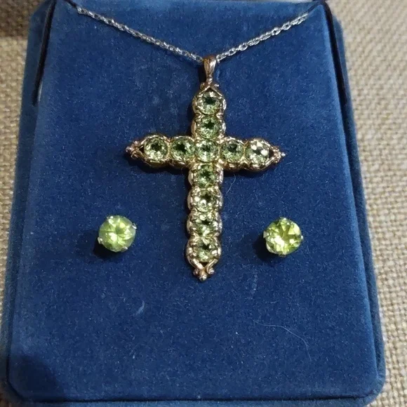 Peridot Cross pendant, necklace with peridot stud earrings - Picture 2 of 4